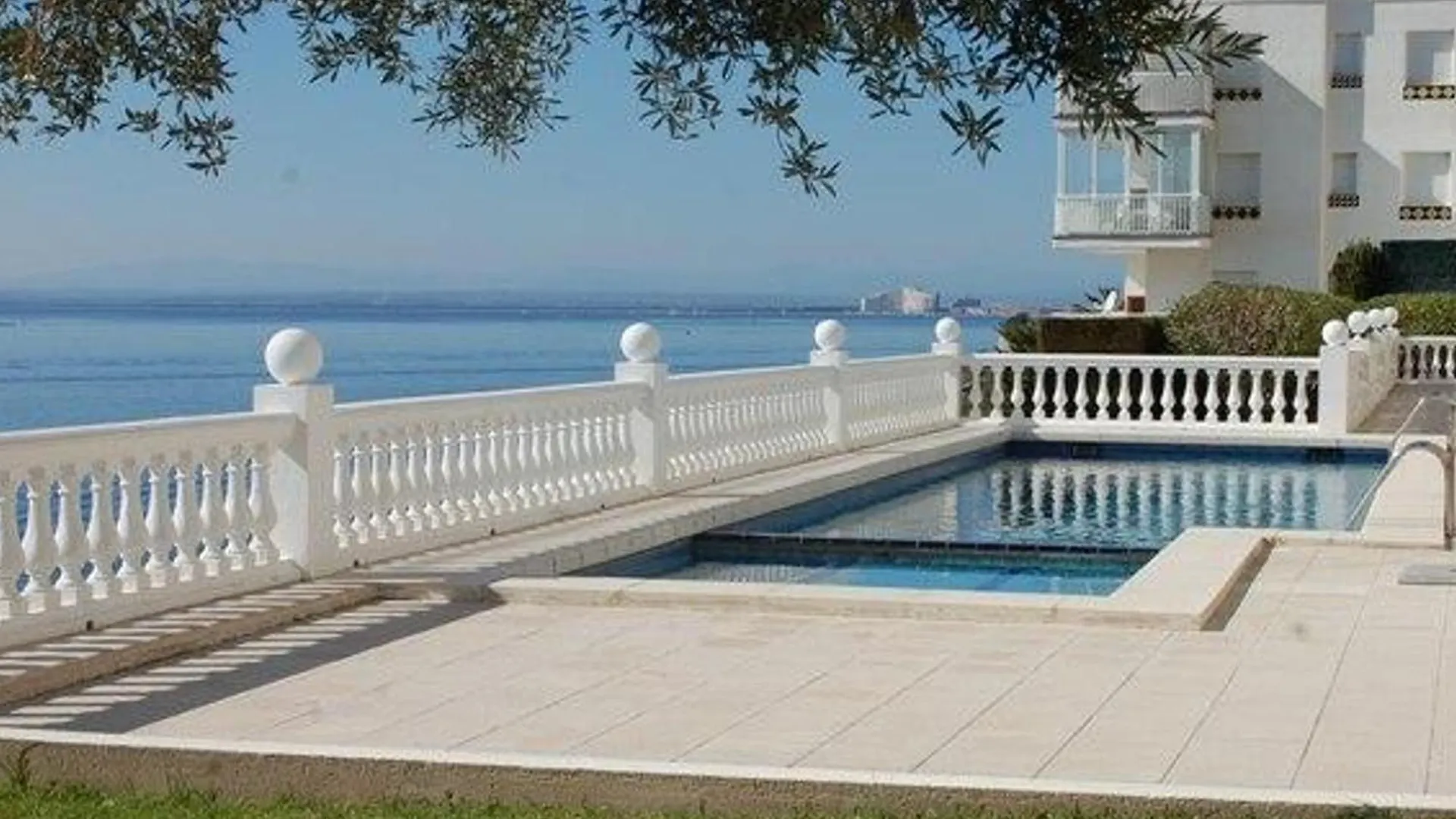 Appartement 2071 - Mediterraneo A 2-6, Zona Tranquila, Sobre Las Rocas, ¡Los Pies En El Agua! Relajante Lugar En El Que Podra Descansar Bronceandose. - Es-258-100 Roses